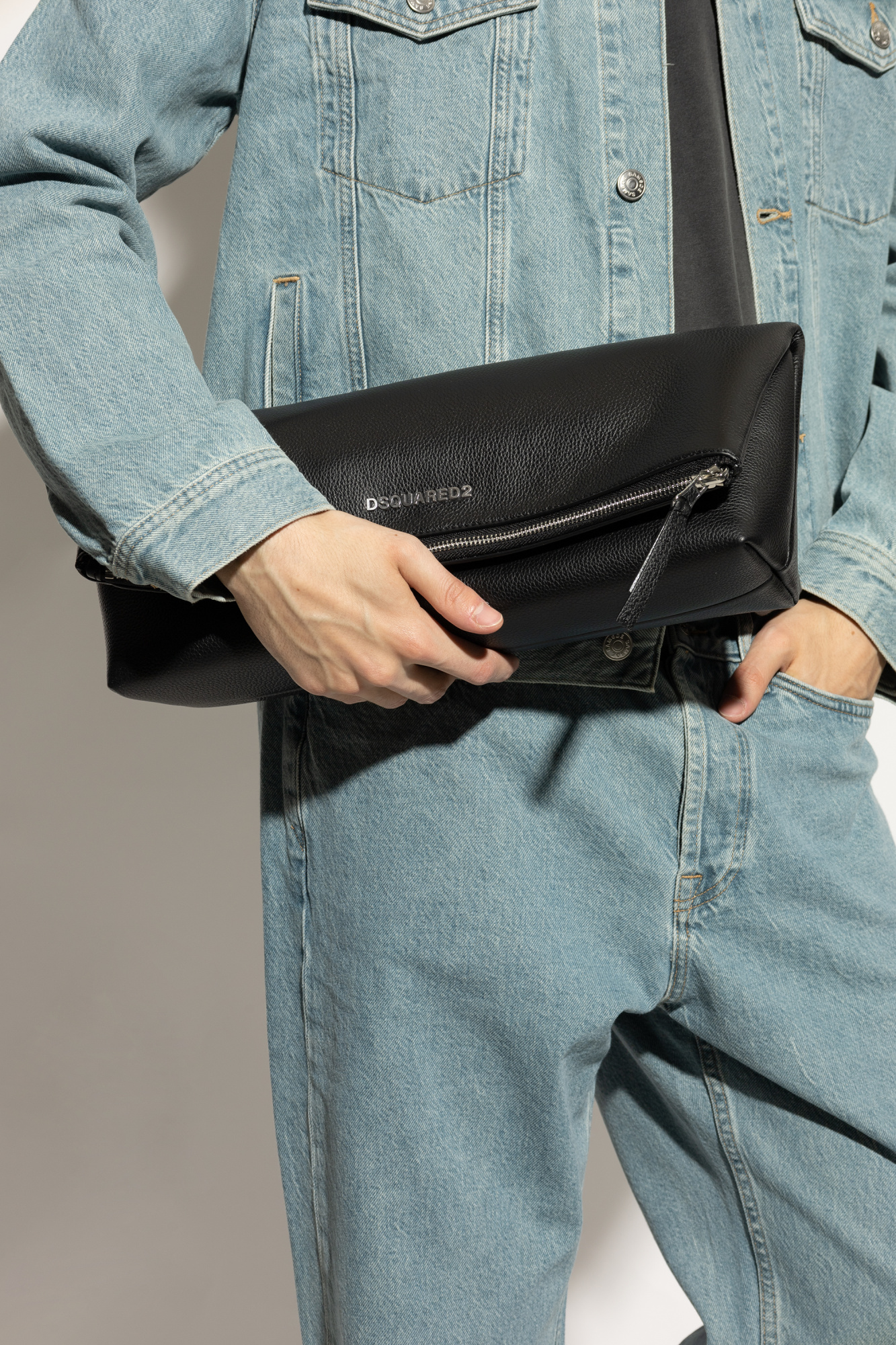 ショルダーバッグ・ポシェット Dsquared2 Shoulder Bag DSQUARED2 Gothic ロゴプレート レザーショルダーバッグ